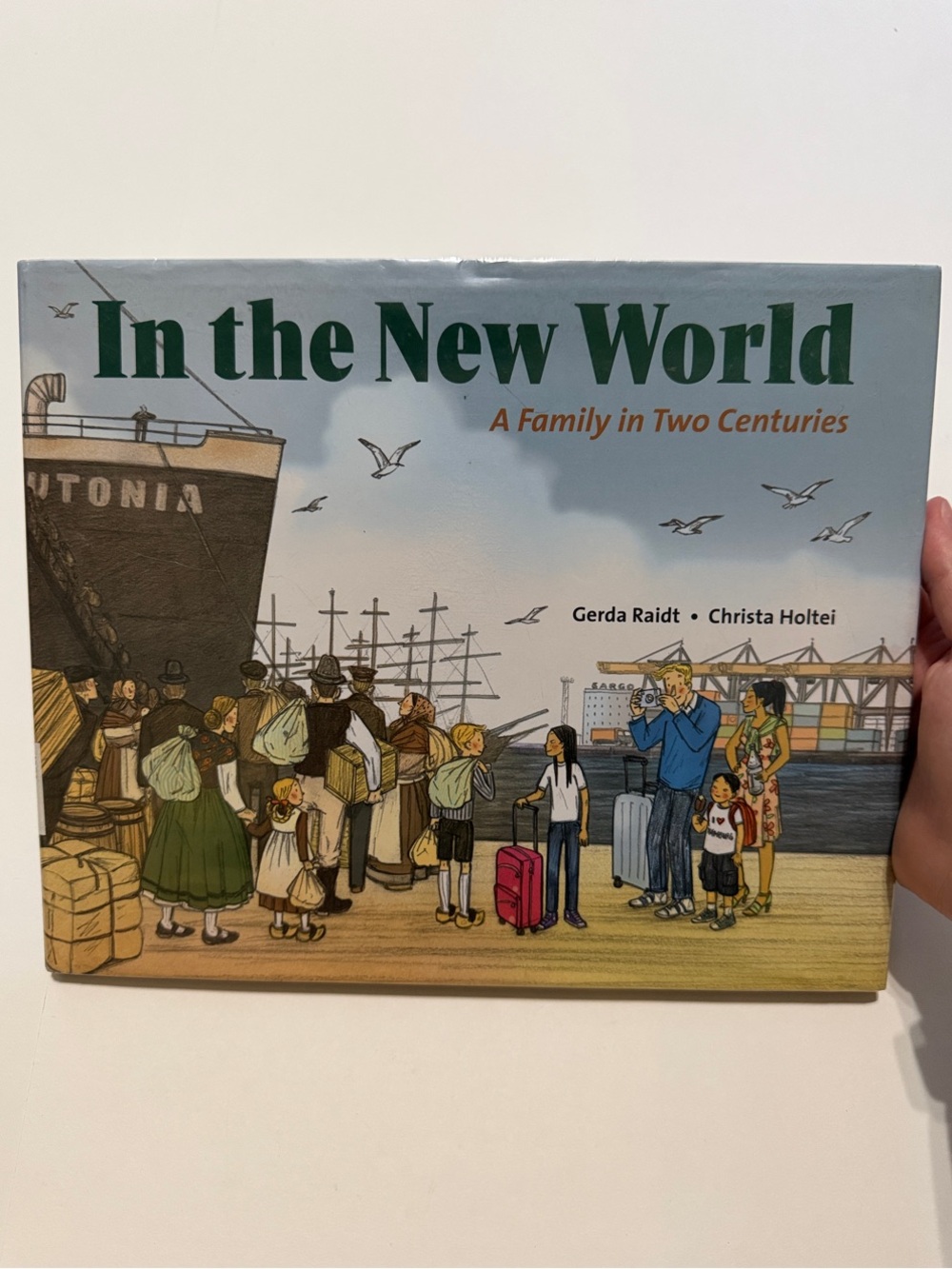 In the New World A Family in Two Centuries Hardcover Book by Gerda Raidt